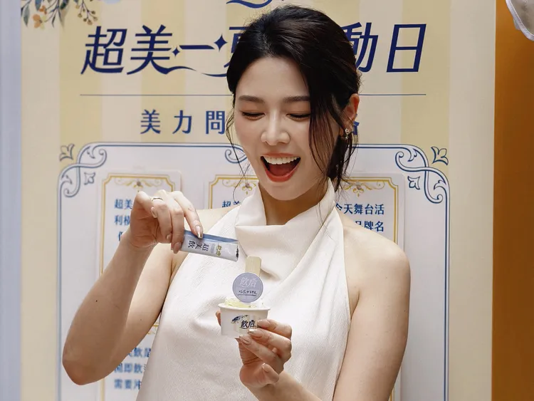 白家綺化身品牌總監，以自身經驗研發超美飲，主張照顧好自己，才有餘裕面對生活中的每個角色。（圖／飲后提供）