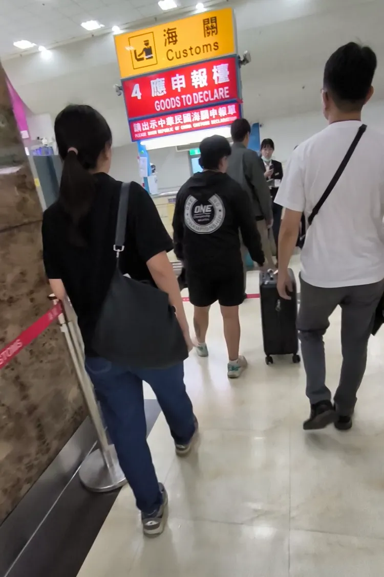 泰女走私毒品在入境即被查獲。翻攝畫面