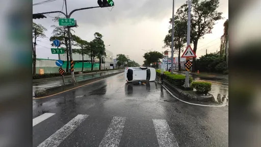 疑天雨路滑自撞翻車　後方大車急煞！撞上後果不堪設想