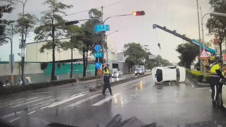警方趕緊請來吊車排除事故現場，避免上班時間塞車。民眾提供