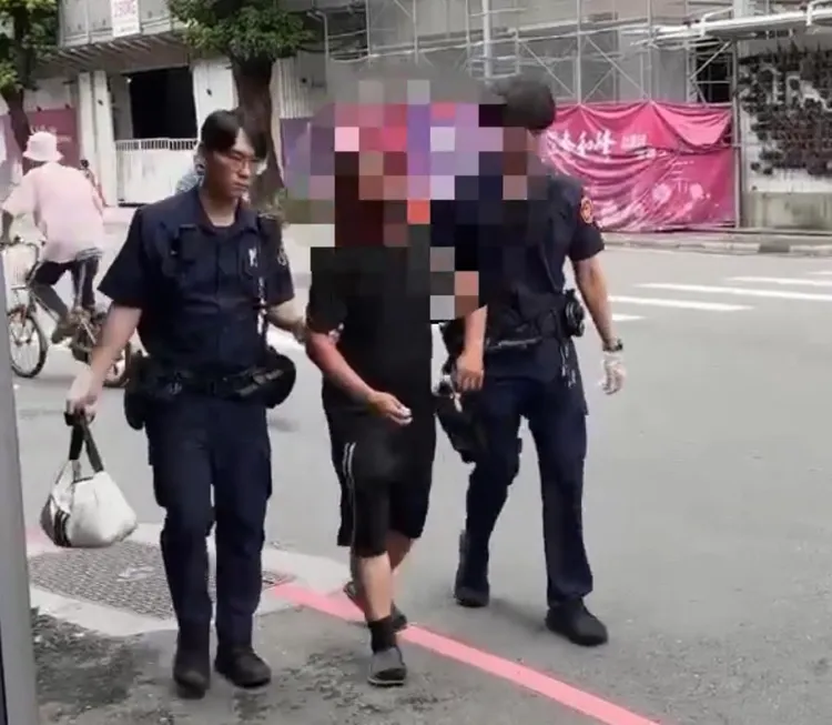 身穿全身黑衣黑褲的蘇男將目標鎖定店家門口的愛心捐款箱，待店家疏於注意，一個伸手就偷走。翻攝畫面