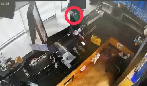店家愛心捐款箱成暗黑ATM！　黑衣男「妙手神偷」1個月連犯12起竊案落網