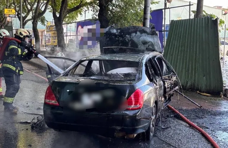 土城男子拒檢狂逃開車撞燈桿「火燒車」，車輛燒得只剩骨架。翻攝畫面