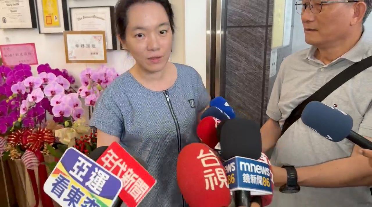 趙建銘手機畫面還是許芊芊? 陳幸妤高級酸「你也能用林志玲當桌布」