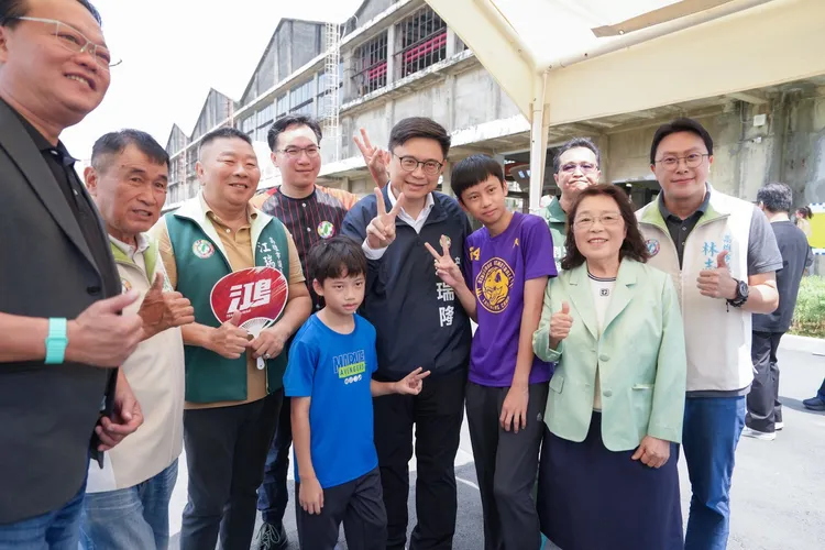 澎湖縣長參選人吳淑瑾18日參訪台鐵高雄機廠親子遊樂園區。翻攝畫面