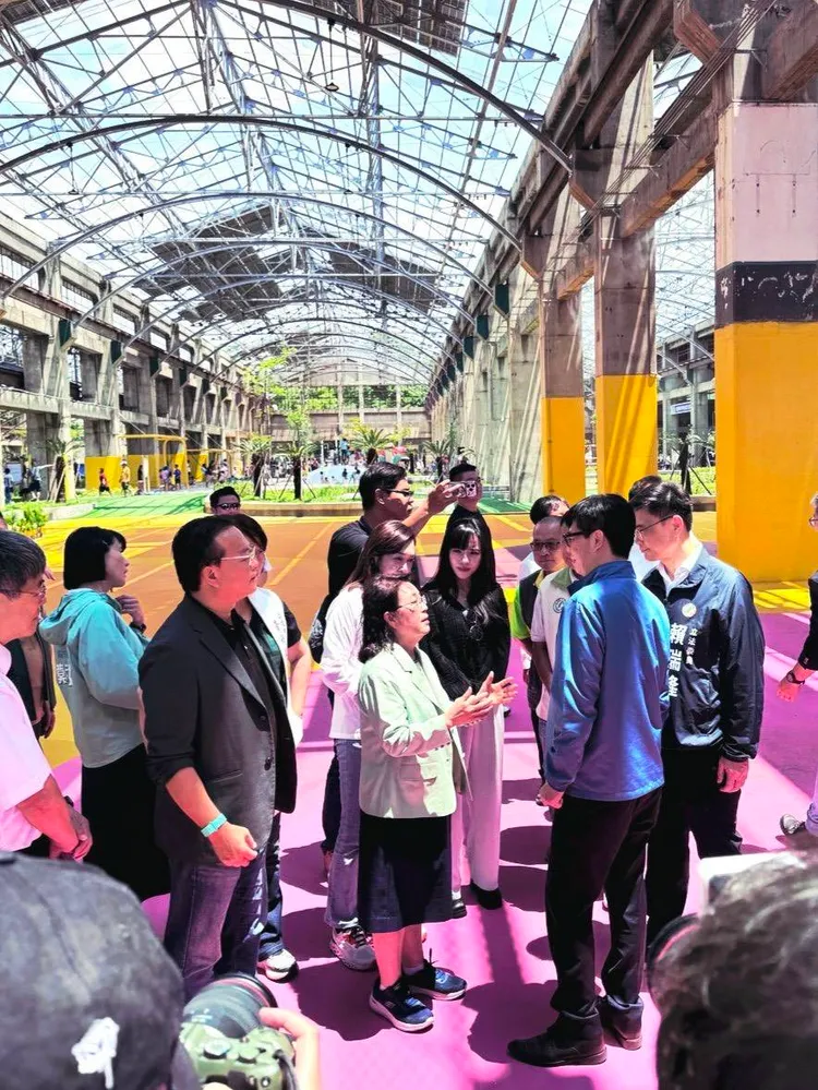 澎湖縣長參選人吳淑瑾18日參訪台鐵高雄機廠親子遊樂園區。翻攝畫面