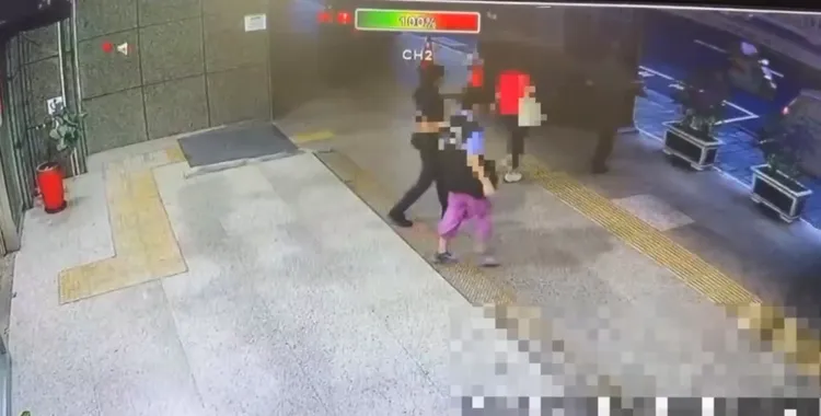 集賢所警員配合家屬，決定用警車開道，將陳男送醫。翻攝畫面