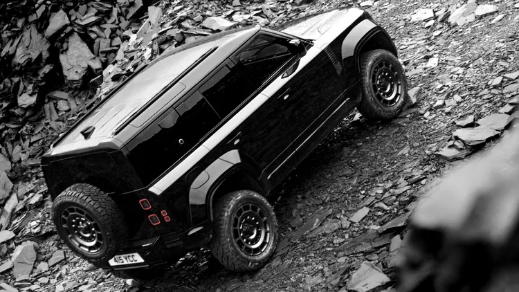 Defender OCTA Black全車總計多達30項外觀設計元素採用黑色塗裝，並且以Defender車色選項中最純粹的納維克黑 (Narvik Black) 作為專屬車色。業者提供