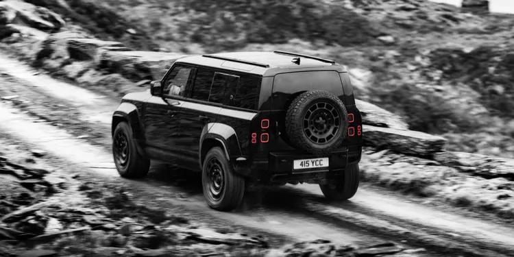 Defender OCTA Black搭載4.4L V8 MHEV雙渦輪增壓汽油引擎與創新的6D Dynamics動態氣壓懸吊系統，具備635PS最高馬力與750Nm最大扭力，0-100km/h加速僅需4秒，並可提供專為極限越野而設計的OCTA Mode駕駛模式。業者提供