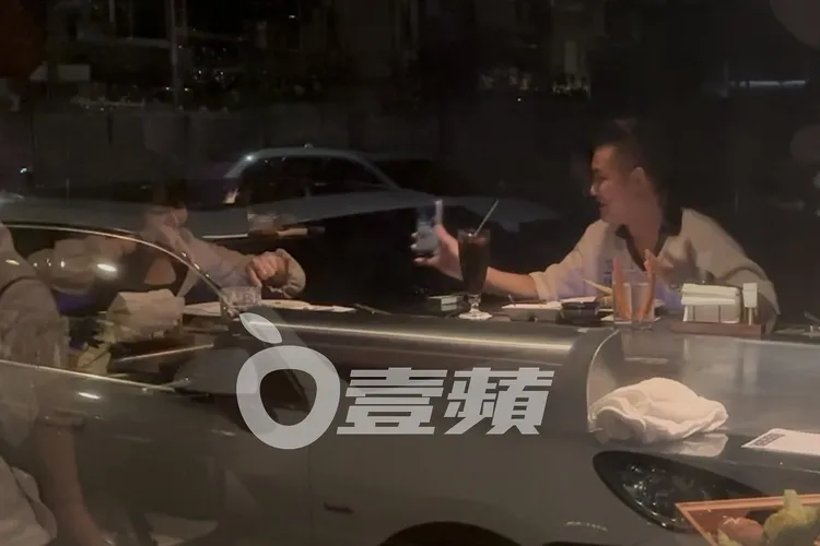 梁軒安（右）秀手機畫面給短裙妹看。特勤中心攝