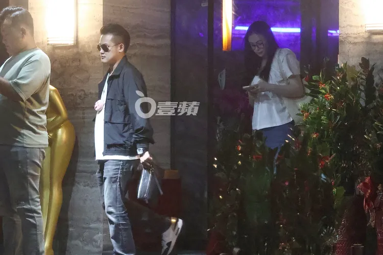 梁軒安（左二）吃完飯又戴上墨鏡。特勤中心攝