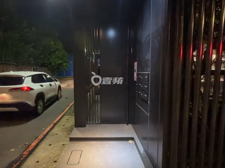 梁軒安帶短裙妹到私人招待所歡聚到午夜。特勤中心攝