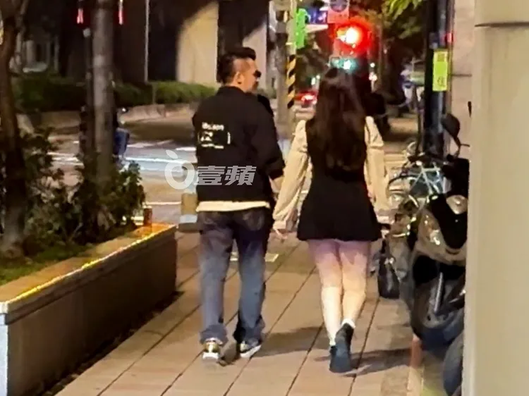 梁軒安（左）與短裙妹深夜在街上邊走邊聊。特勤中心攝