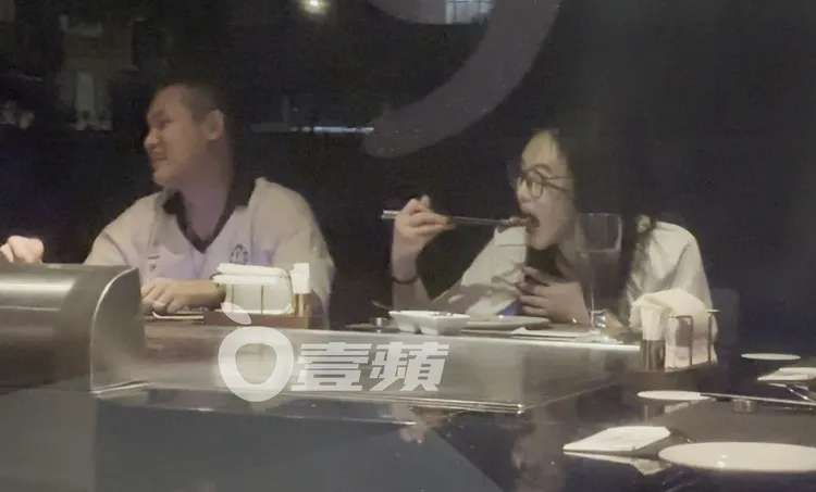 梁軒安和短裙妹互動熱絡，蕭淑慎（右）看似不介意的大快朵頤。特勤中心攝