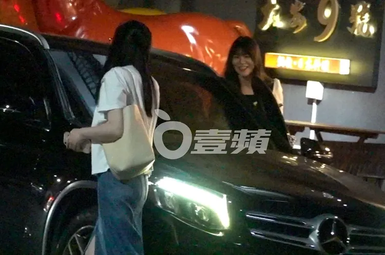 短裙妹（右）上車前和駕駛座上的梁軒安哈啦。特勤中心攝