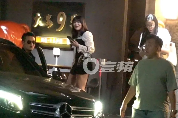 梁軒安（左）開賓士GLC 300載蕭淑慎與短裙妹離開。特勤中心攝