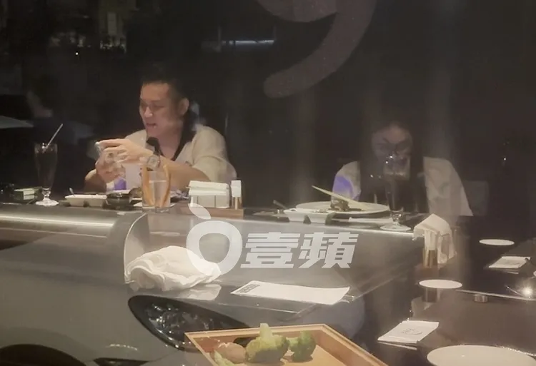 梁軒安（左）和蕭淑慎用餐到一半時，也有科技冷漠滑手機的時刻。特勤中心攝