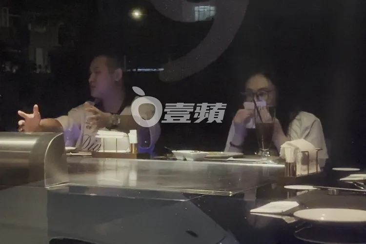 蕭淑慎（右）自顧自地品嘗美食，梁軒安轉頭與短裙妹閒聊。特勤中心攝