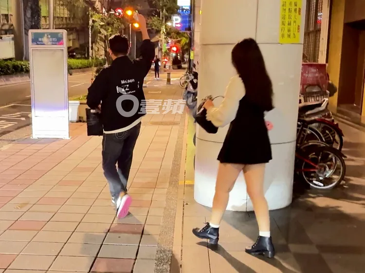 梁軒安（左）深夜帶短裙妹前往下個行程。特勤中心攝