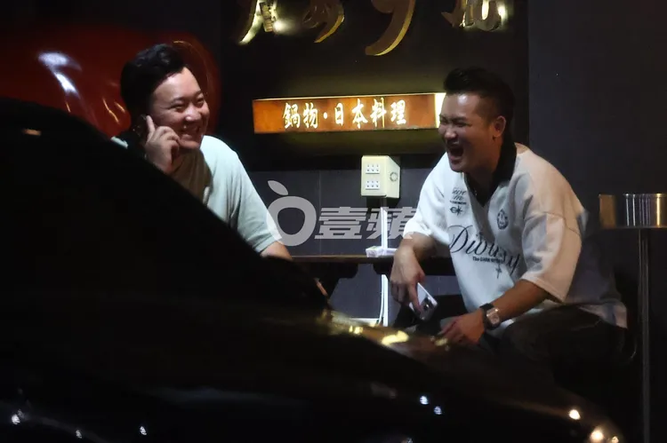 梁軒安（右）到餐廳外與朋友閒聊。特勤中心攝