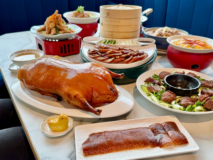 樂天皇朝首家旗艦店推出50%全新餐點，包含首賣烤鴨、火焰秀鴨心等料理。莊偉祺攝