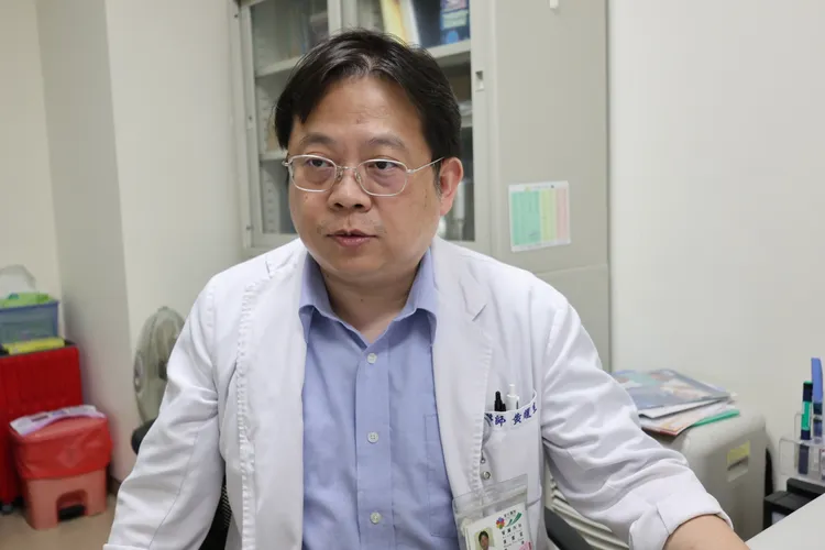 醫師黃耀宣表示，戶外或悶熱環境工作者、高強度運動者等大量流汗族群，除了補充足夠水分外，也應補充含電解質飲品。彰化醫院提供