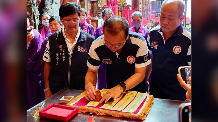 西螺福興宮董監事焚香告稟，以太平媽加持金印進行封鐘息鼓儀式。西螺福興宮提供