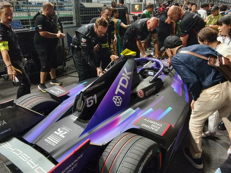 臺大賽車隊學生近距離觀察Porsche Formula E原廠車隊的賽事運作，從工程開發、能源管理到比賽策略，了解世界級車隊的幕後工作。業者提供