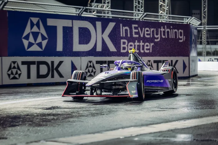 Porsche 99X Electric電動方程式賽車亮相東京E-Prix，臺大賽車隊也藉此深入了解電動賽車技術與能源管理，並發現賽車採用與保時捷量產電動車相同的充電介面。業者提供