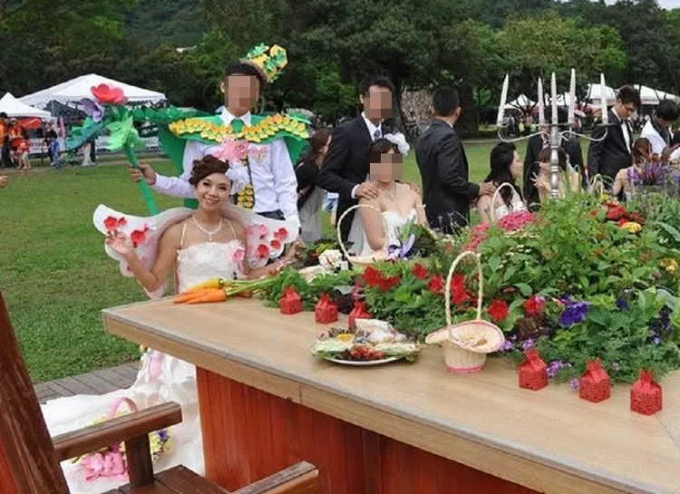 2014年宜蘭縣政府舉辦「愛你一世‧緣定綠博」聯合婚禮，姜厚任小24歲女友童芯曾與縣府農業處科長幸福入鏡。翻攝《宜蘭綠色博覽會》粉專