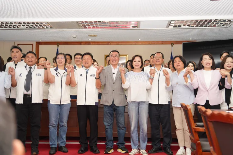 國民黨新北市長參選人李四川今（21）日拜會立院國民黨團，新竹縣長參選人、立委徐欣瑩及國民黨團立委齊聚，高喊新竹新北一起贏。徐欣瑩辦公室提供