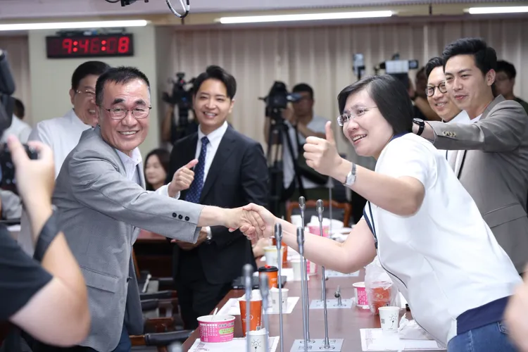 國民黨新北市長參選人李四川今（21）日上午赴立法院拜會國民黨團，新竹縣長參選人、立委徐欣瑩及國民黨團立委齊聚共同造勢。莊宗達攝