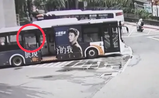 新店捷運總站前公車左轉撞行人！男倒地腦出血昏迷　女乘客也受傷