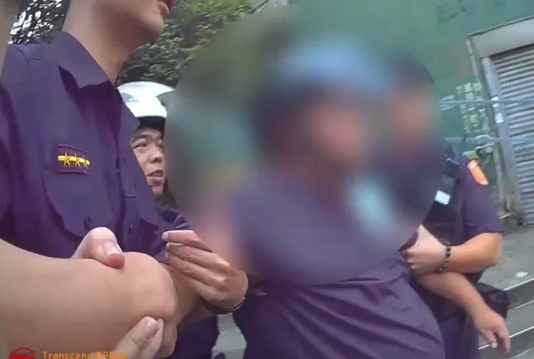 警員把謝男帶返警所。翻攝畫面
