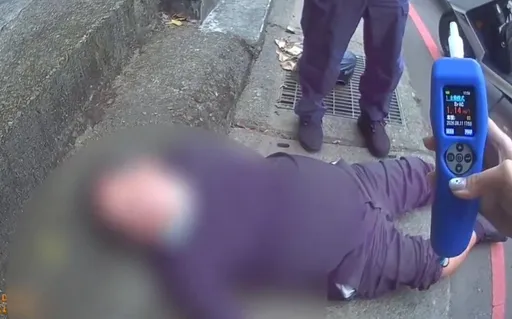 男爛醉如泥硬要騎車上班！熱心騎士拉車尾攔下　報警酒測值達1.14