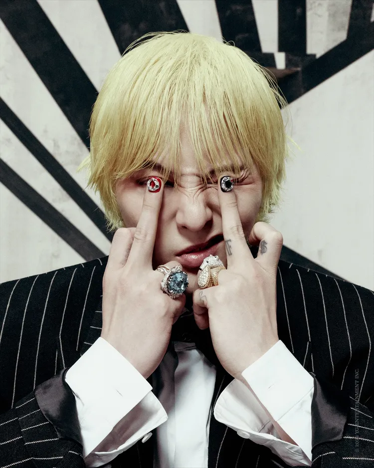 GD在20周年全新形象照中戴上BOUCHERON戒指。翻攝bigbang_2xx6 IG
