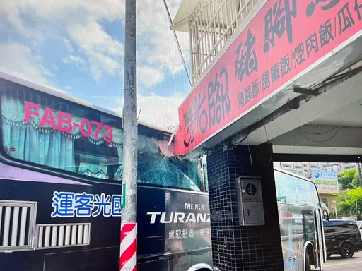 國光客運轉彎不慎擦撞店家招牌！　警方迅速到場疏導幸無人傷