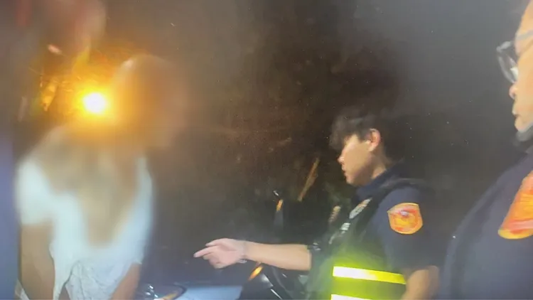 盧男騎車違規遭攔查，一查身分發現是毒品通緝。翻攝畫面