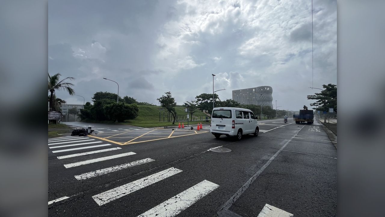高雄死亡車禍!貨車左轉猛撞機車 23歲男騎士重創送醫不治