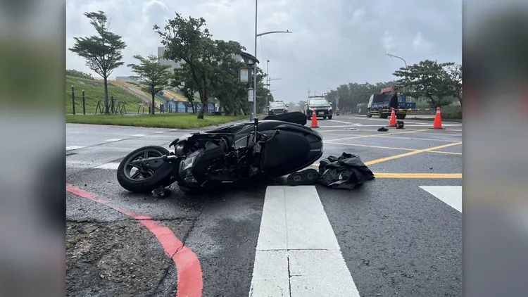 尊男騎機車遭撞上送命，人重摔落地，車子也噴飛路旁。民眾提供