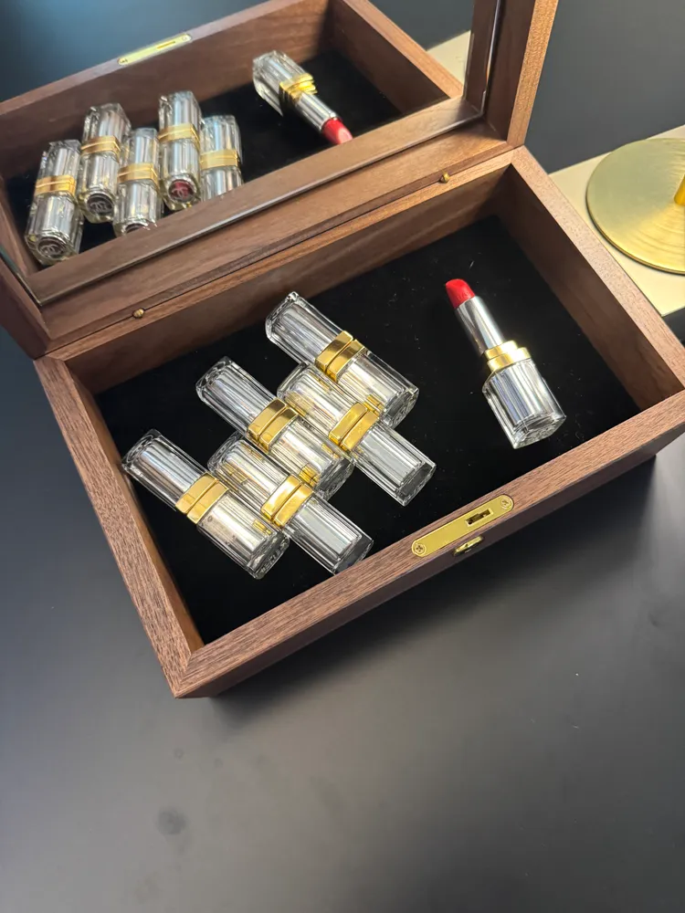 現場陳列的頂級唇彩。張家玲攝