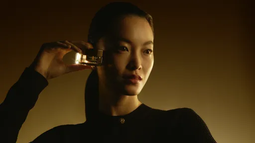香奈兒女士70年就懂夜間修復！　奢華極萃肽金眼霜讓明眸越睡越美