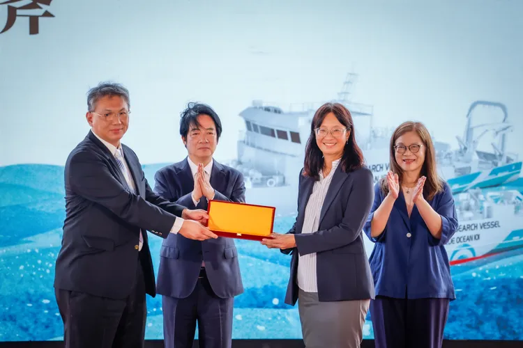 國海院陳璋玲院長受贈擲瓶斧。翻攝畫面