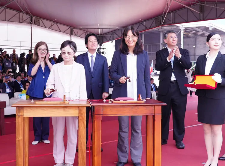 下水典禮邀請已故知名畫家陳澄波先生孫女陳麗涓(前左白衣)女士、國海院陳璋玲院長(前右)擲瓶。翻攝畫面