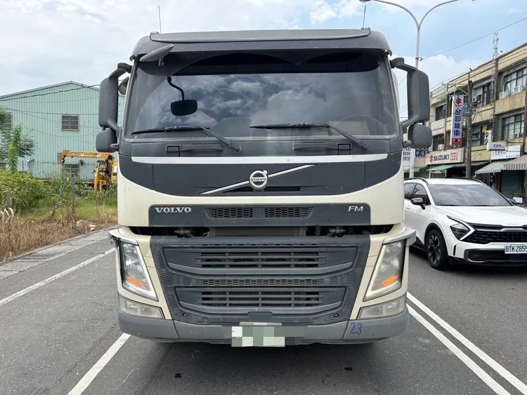 騎士閃避臨停或車而擦撞聯結車，又碰撞貨車，傷重不治。翻攝畫面