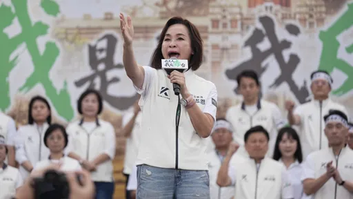 柯志恩批民進黨又卸責：從「沒逼你吃毒油」到「沒逼你買疫苗被詐騙」