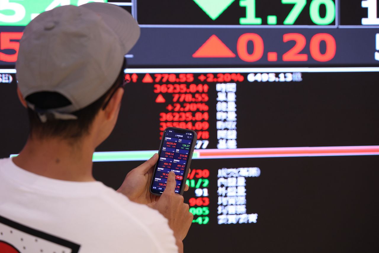台股開盤上衝逾1400點 台積電大漲70元