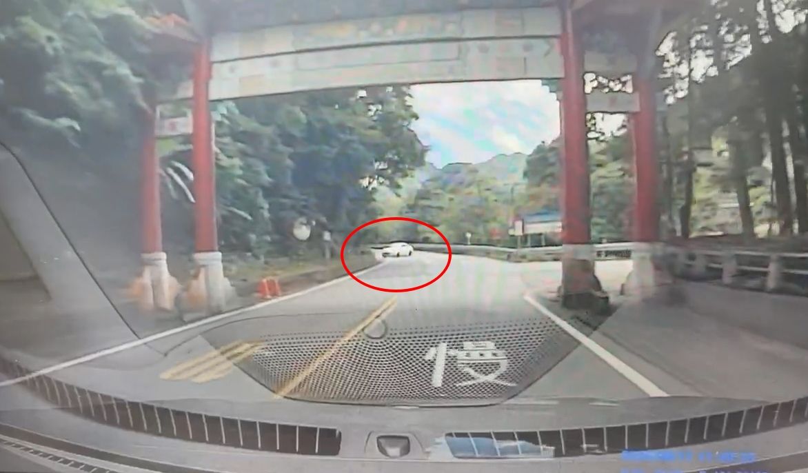 石碇山路小客車違規迴轉被逮正著 車內香水味可疑...一查是毒駕