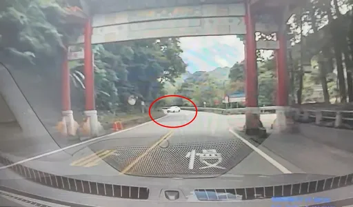 石碇山路小客車違規迴轉被逮正著　車內香水味可疑...一查是毒駕
