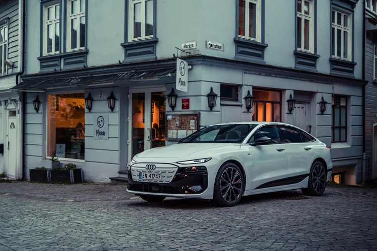 Audi A6 e-tron日前榮獲《車訊風雲獎》「最佳進口豪華中大型電動車」，搭載PPE純電平台與800V高壓快充技術，兼具續航與充電效率。業者提供
